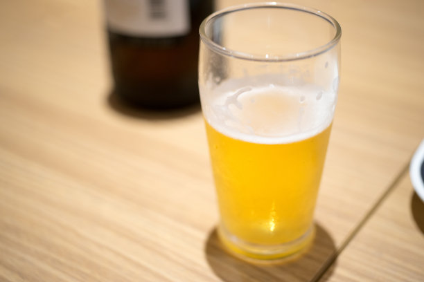 不再有泡沫的啤酒图片下载