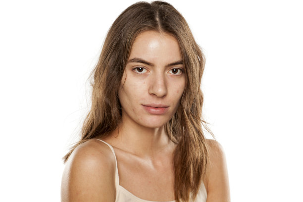 年轻漂亮的女人，留着长发，没有化妆图片下载