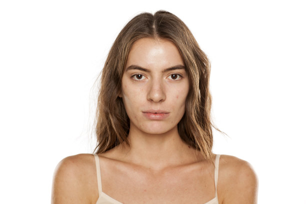 年轻漂亮的女人，留着长发，没有化妆图片下载