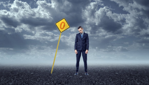 心烦意乱的商人站在黄黄的岩石地面前图片下载