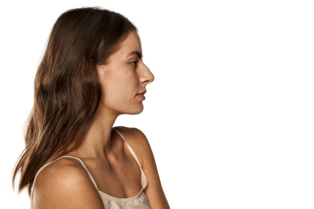 年轻美丽的女人的侧面图片下载