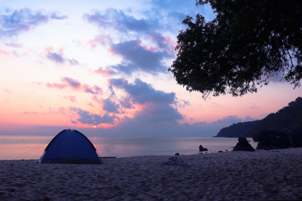 在海滩上露营。图片下载