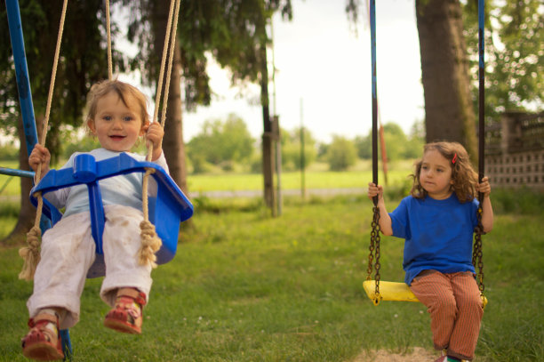 两个摆动姐妹图片下载