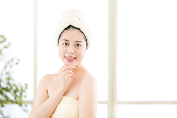 迷人的亚洲女人在淋浴后在头上烘干毛巾图片下载