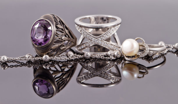 不同形状的银戒指图片下载