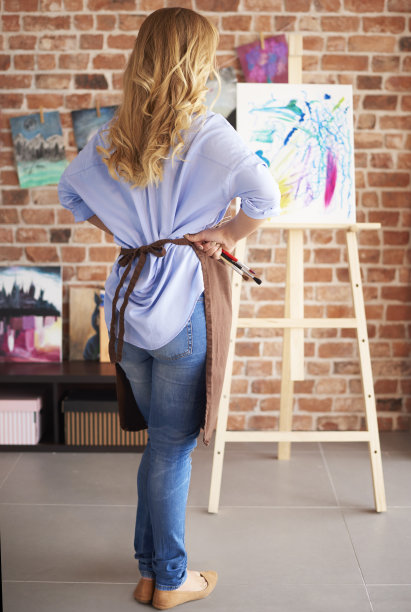 女画家的后视图全长图片下载