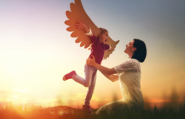 妈妈和她的孩子在玩图片下载