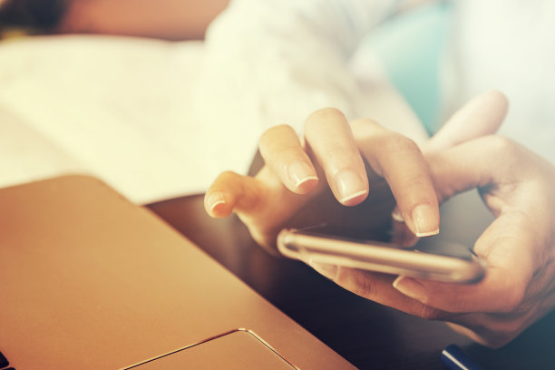 有智能手机的女孩图片下载