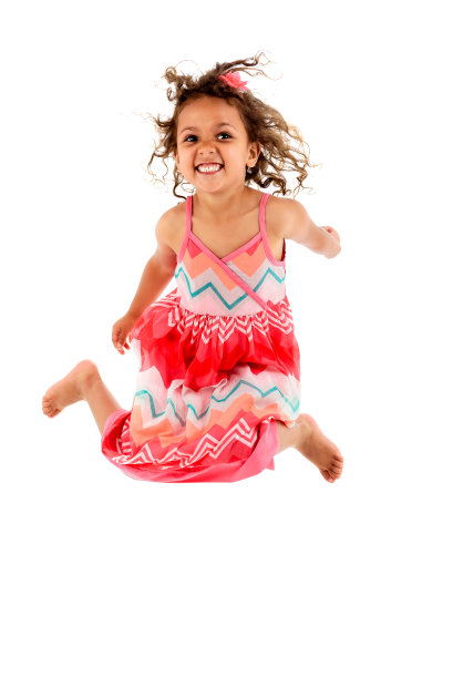 小女孩在空中跳起来，庆祝自己很活跃。图片下载