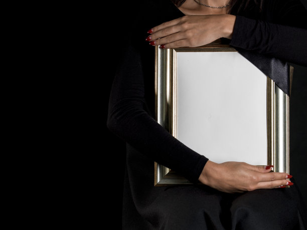 女人拿着带花的空白丧服架图片下载