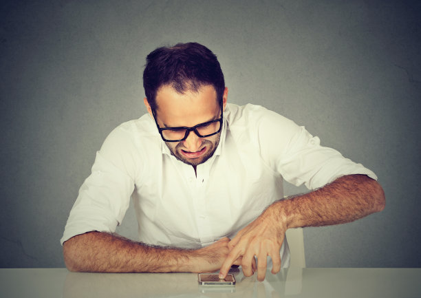 恶心的男人在看短信滚动电子邮件图片下载