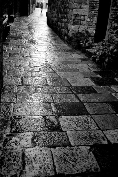 雨中的男人，意大利托斯卡纳图片下载