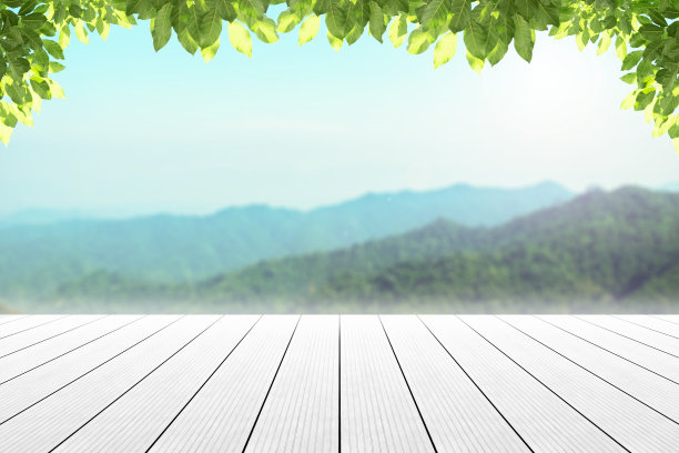 木质桌面以山岳自然为背景。图片下载