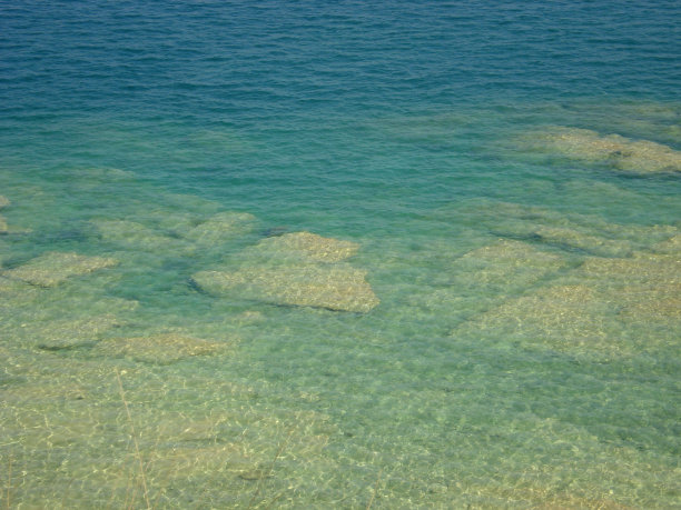 加尔达湖和清澈湛蓝的湖水图片下载
