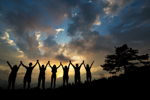 山上人们的剪影图片下载