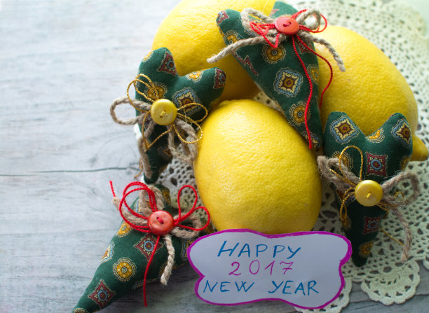 纺织绿色心手工和柠檬。新年快乐图片下载