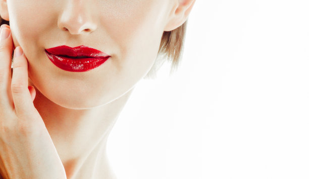 美丽的模特完美的皮肤。嘴唇的颜色。鼻子的肩膀素材图片