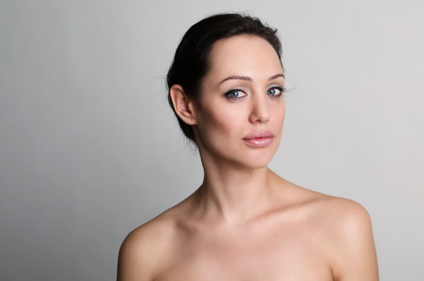 漂亮的黑发女人的肖像图片下载