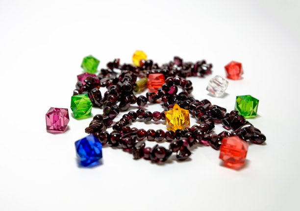 彩色的珠子项链孤立在白色的背景图片下载