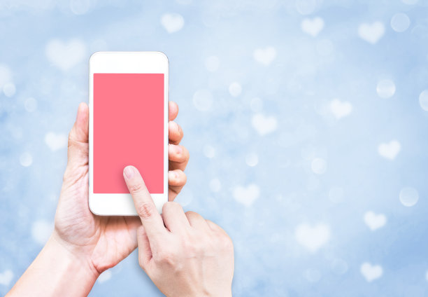 手持手机，用手指触摸粉色屏幕图片下载