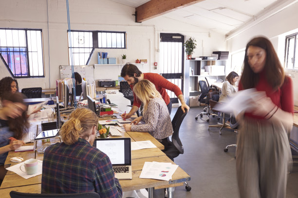 繁忙的设计办公室内部，有员工素材图片