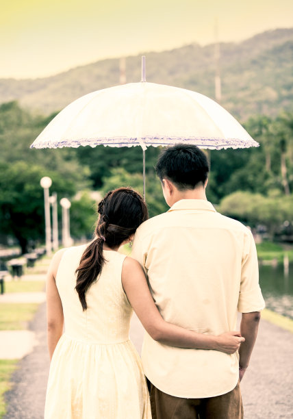 33、雨后伞下情窦初开的情侣图片下载