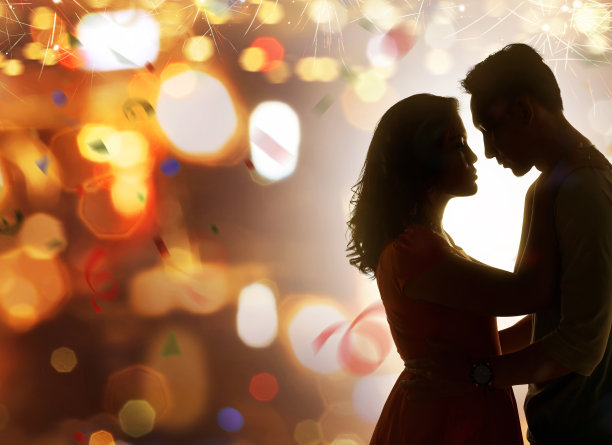 亚洲夫妇庆祝除夕图片下载