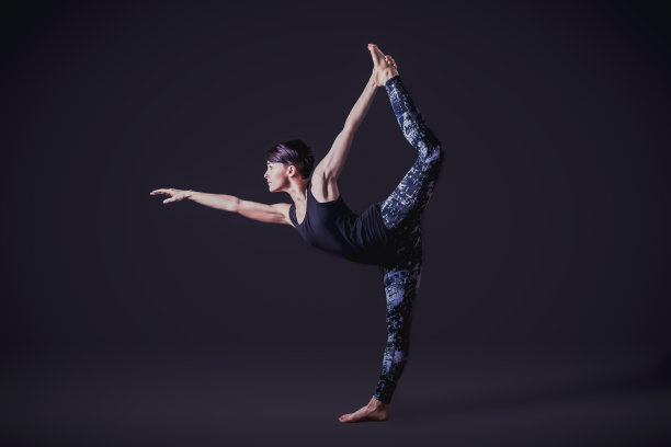 健身女性做瑜伽图片下载