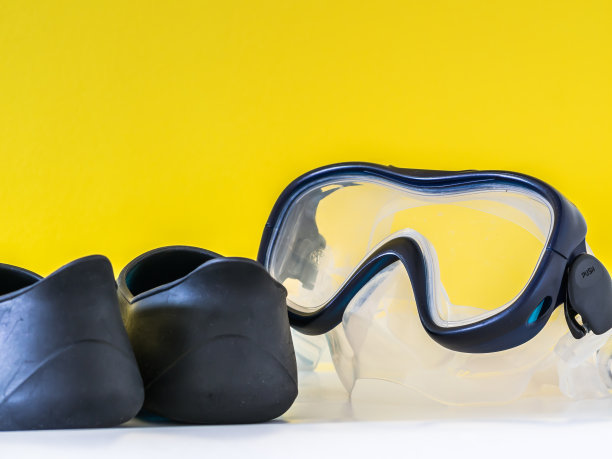 带黄色背景的遮罩和鳍片图片下载