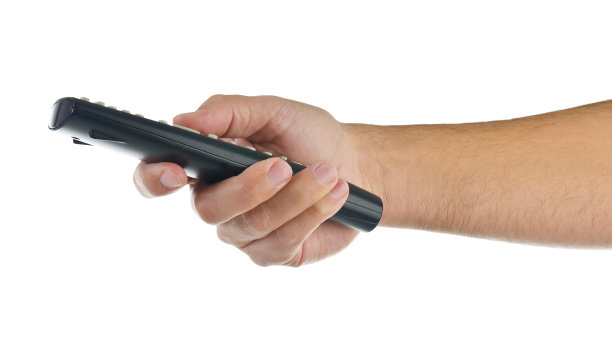 手与遥控器在白色图片下载