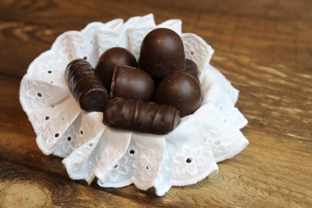 巧克力糖果放在木板上图片下载