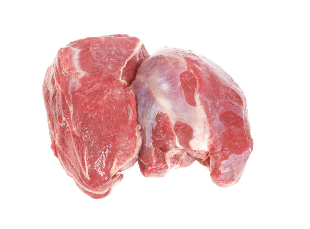 白色背景上的生小牛肉。图片下载