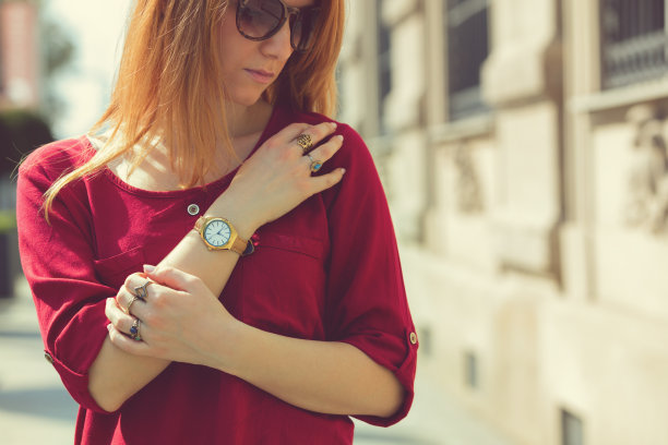 现代女性的吸引力。近距离观察时尚细节。图片下载