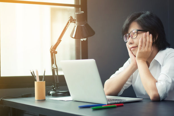 亚洲女孩微笑图片下载