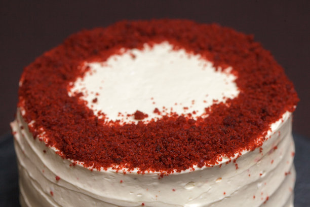 巧克力蛋糕，白色奶油和红色面包屑，特写图片下载