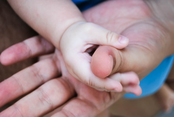 孩子的手在爸爸的手里图片下载