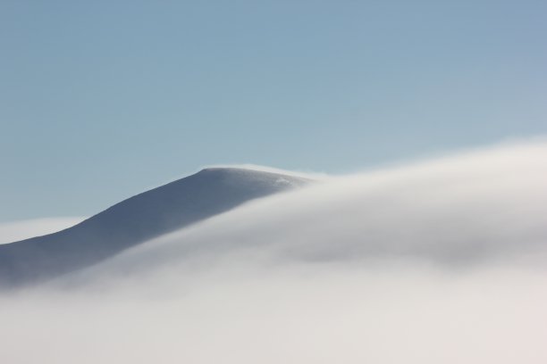 云在山中。图片下载