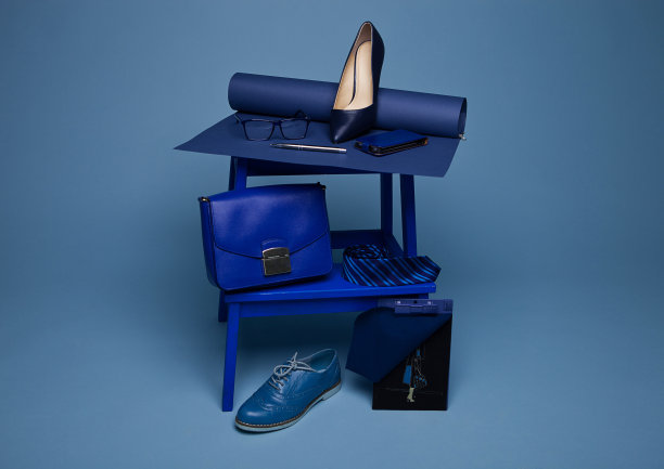 蓝色时尚风格的静物设置在蓝色图片下载