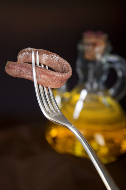 凤尾鱼，用叉子和橄榄油图片下载