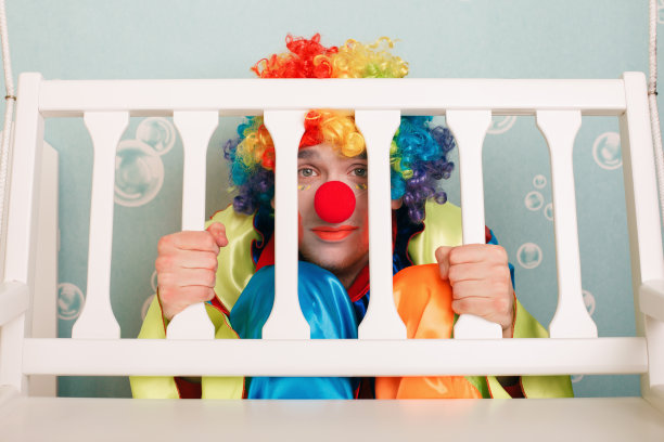 被惩罚的小丑坐在长凳下。图片下载