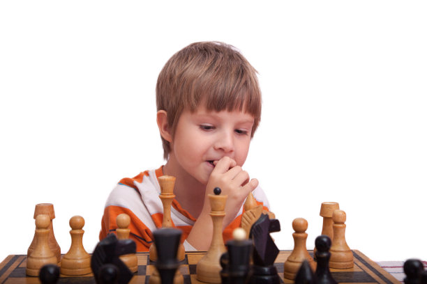 可爱的小孩在下棋图片下载