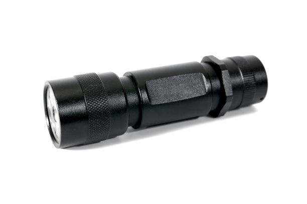 现代LED手电筒隔离在白色背景。手电筒孤立图片下载