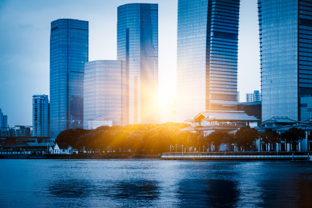 金鸡湖边的东方大门图片下载