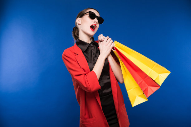 女孩，手里拿着她的包图片下载