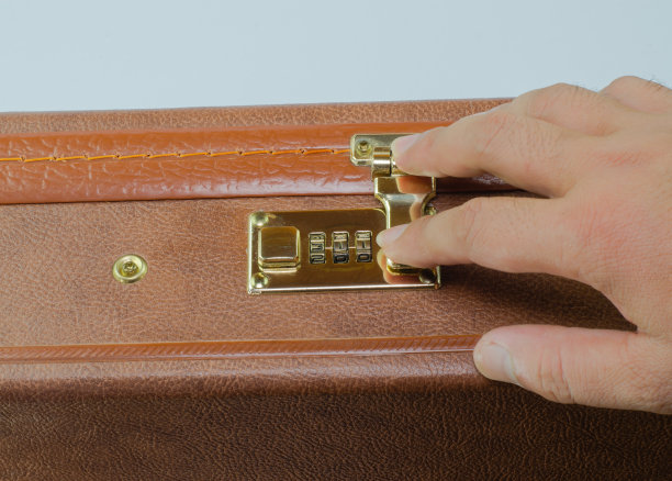 打开装有安全码的棕色行李箱图片下载