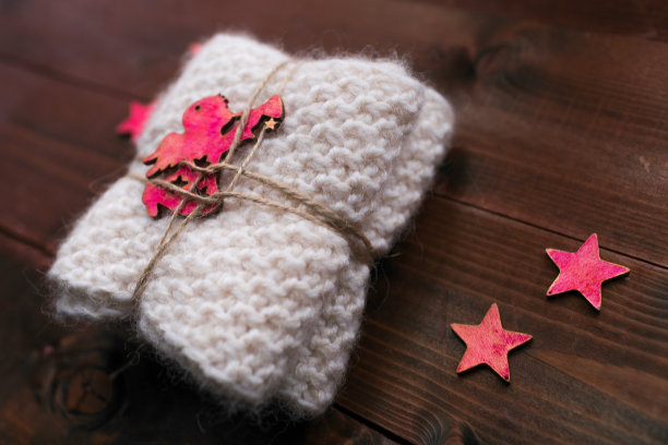 一个躺在树上的天使给你的礼物图片下载