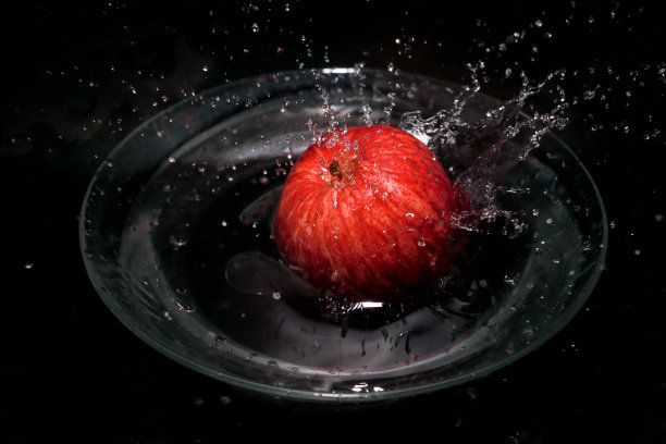 苹果掉进水里图片下载