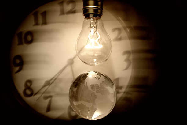 灯泡、地球和时钟图片下载