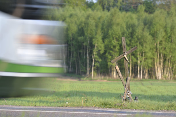 路旁的十字架图片下载