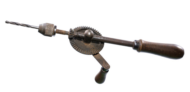 白色背景上的老式机械手钻图片下载